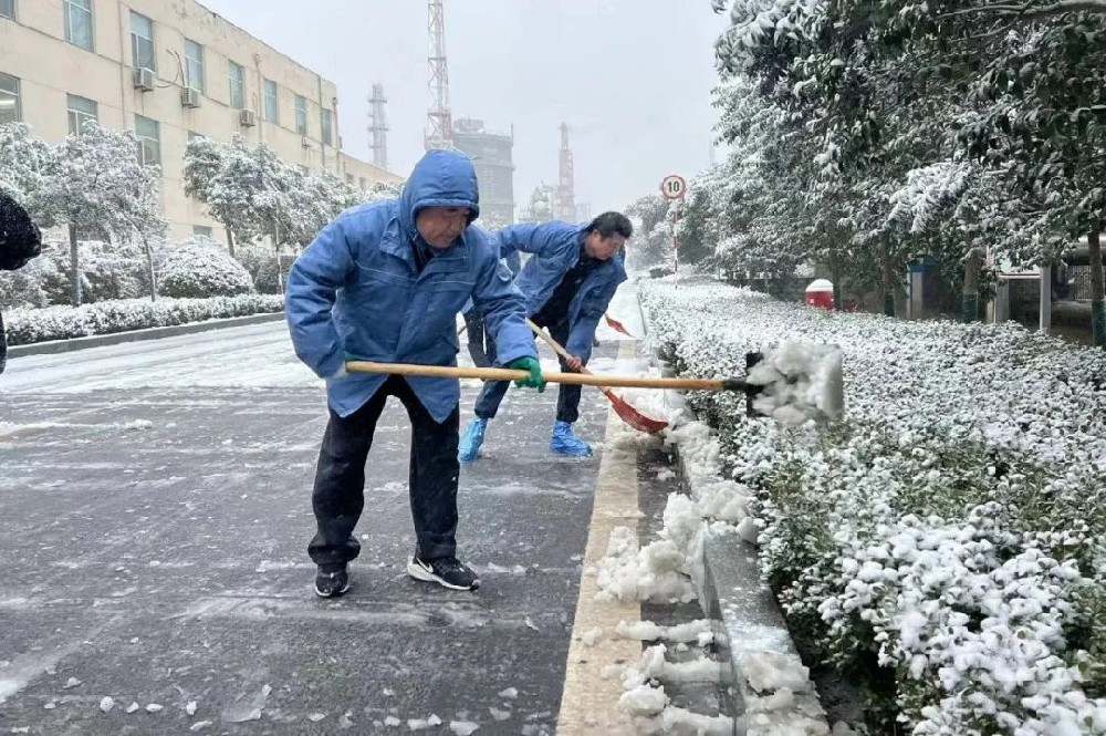 華魯 | ?以雪為令！聞雪而動！公司各單位積極組織清掃積雪